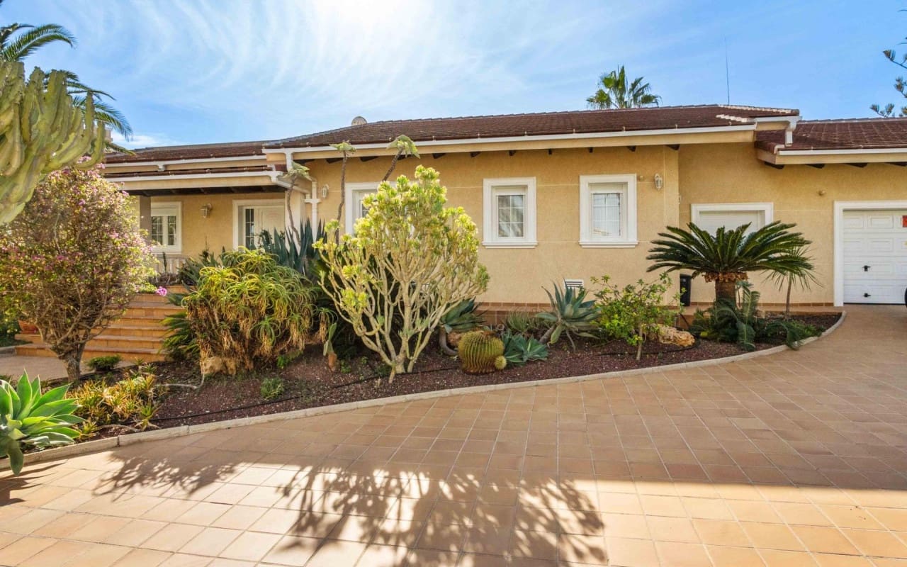 3 bedroom Villa for sale in Cabo Roig with pool - € 1,550,000 (Ref: 9849844)