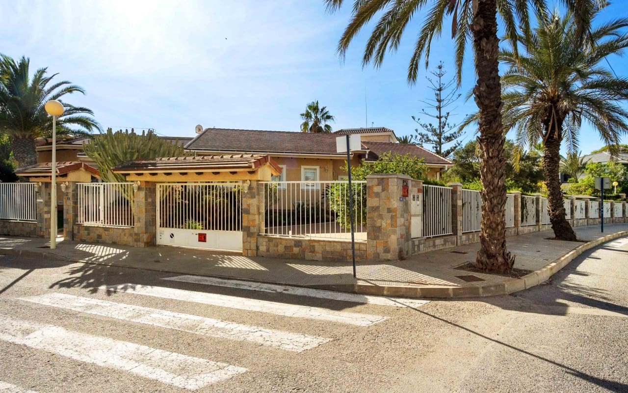 3 bedroom Villa for sale in Cabo Roig with pool - € 1,550,000 (Ref: 9849844)