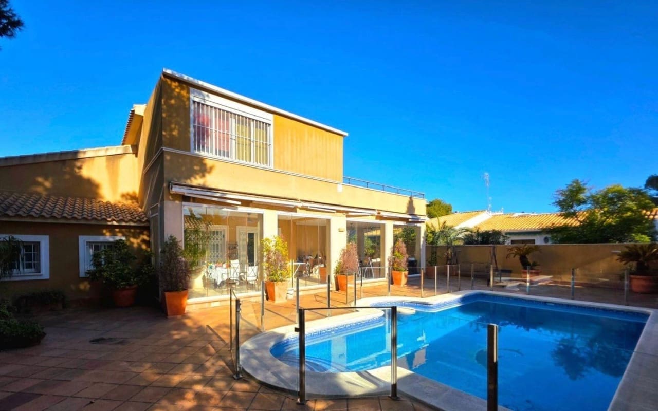 5 bedroom Villa for sale in Dehesa de Campoamor with pool - € 739,000 (Ref: 9849847)
