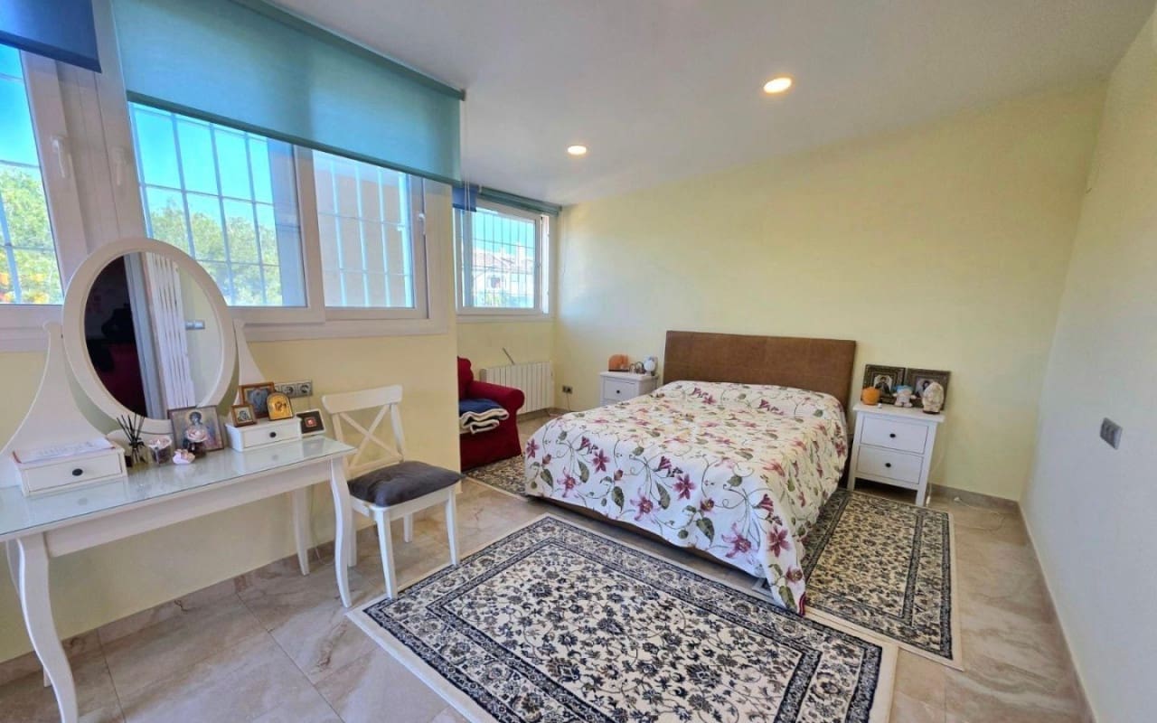5 bedroom Villa for sale in Dehesa de Campoamor with pool - € 739,000 (Ref: 9849847)
