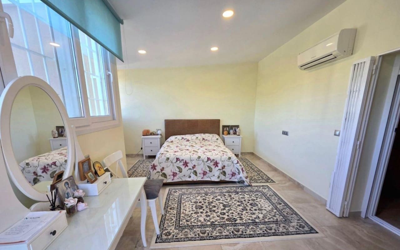 5 bedroom Villa for sale in Dehesa de Campoamor with pool - € 739,000 (Ref: 9849847)