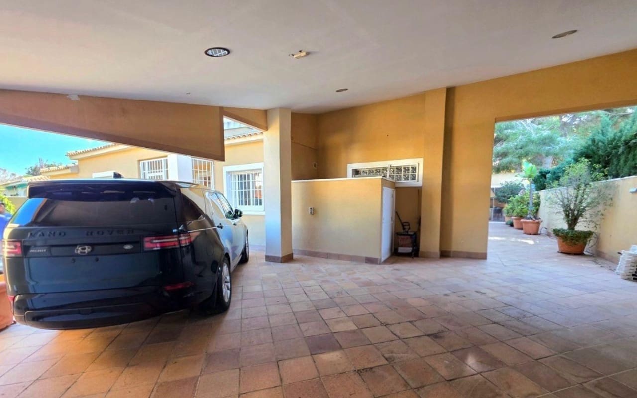 5 bedroom Villa for sale in Dehesa de Campoamor with pool - € 739,000 (Ref: 9849847)