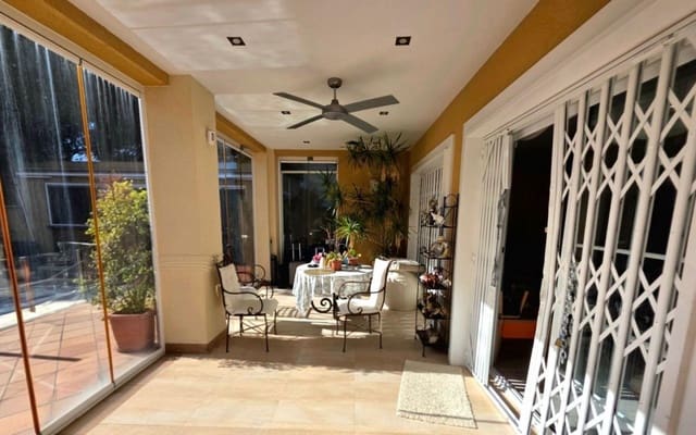5 makuuhuone Huvila myytävänä paikassa Dehesa de Campoamor, Orihuela mukana uima-altaan - 739 000 € (Ref: 9849847)