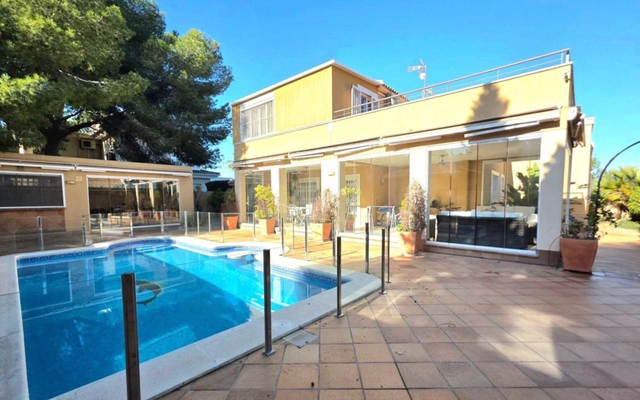 5 bedroom Villa for sale in Dehesa de Campoamor with pool - € 739,000 (Ref: 9849847)
