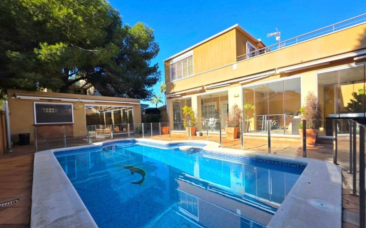 5 bedroom Villa for sale in Dehesa de Campoamor with pool - € 739,000 (Ref: 9849847)