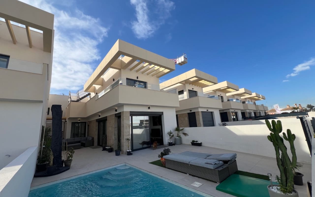 3 bedroom Villa for sale in Los Montesinos with pool - € 375,000 (Ref: 9876844)