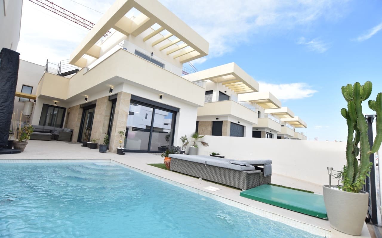 3 bedroom Villa for sale in Los Montesinos with pool - € 375,000 (Ref: 9876844)