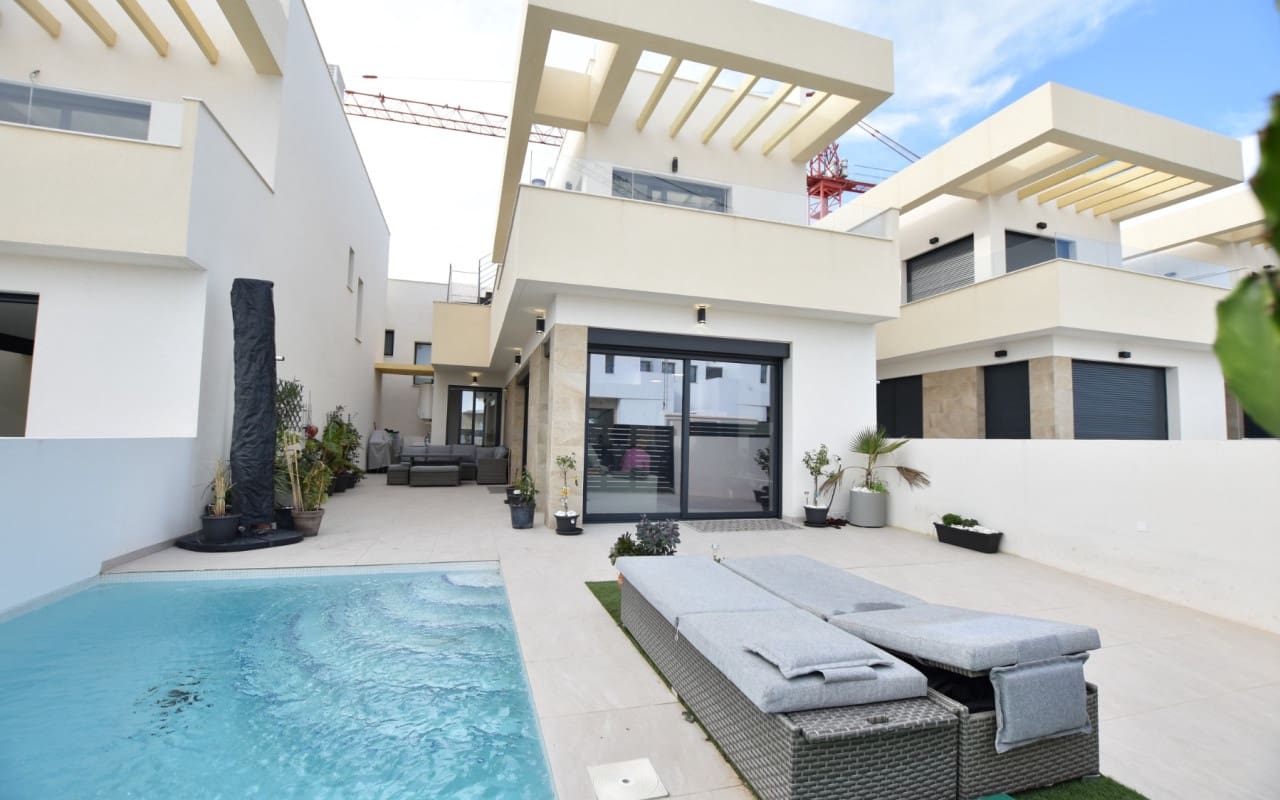 3 bedroom Villa for sale in Los Montesinos with pool - € 375,000 (Ref: 9876844)