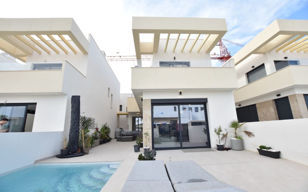 3 bedroom Villa for sale in Los Montesinos with pool - € 375,000 (Ref: 9876844)