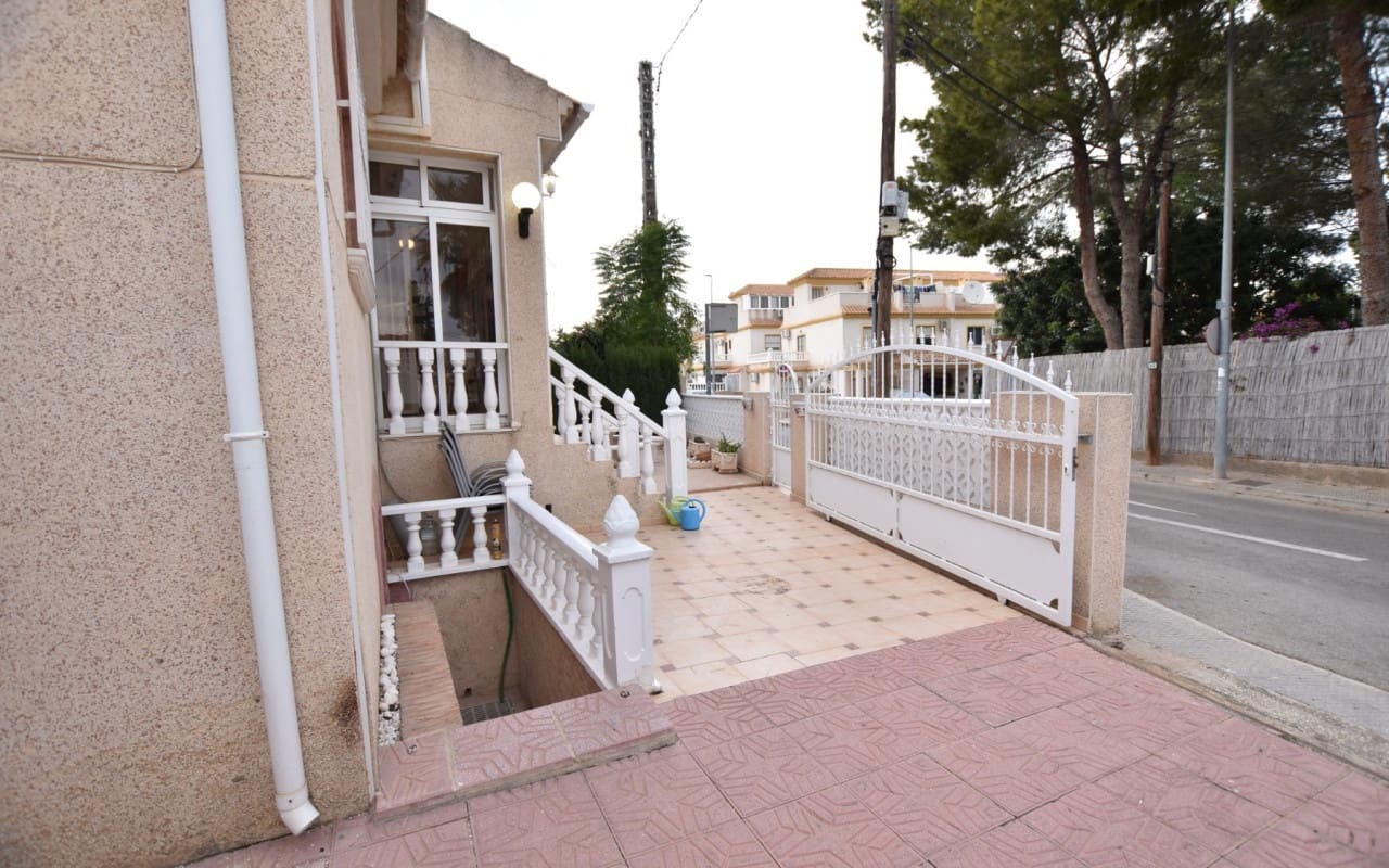 3 bedroom Villa for sale in Algorfa with pool - € 209,900 (Ref: 9876846)