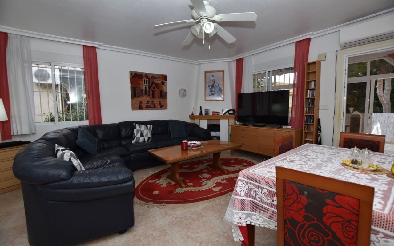 3 bedroom Villa for sale in Algorfa with pool - € 209,900 (Ref: 9876846)