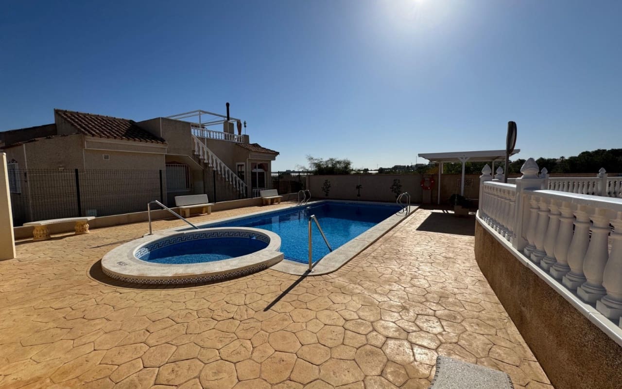 3 bedroom Villa for sale in Algorfa with pool - € 209,900 (Ref: 9876846)