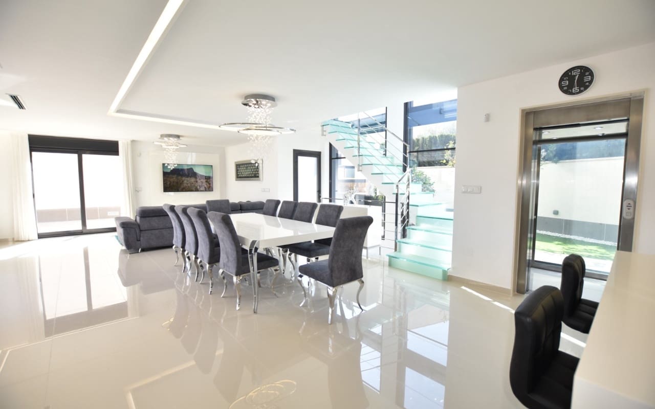 5 bedroom Villa for sale in San Miguel de Salinas with pool - € 995,000 (Ref: 9876851)