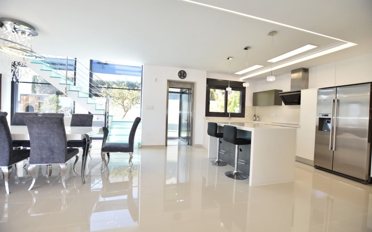5 bedroom Villa for sale in San Miguel de Salinas with pool - € 995,000 (Ref: 9876851)