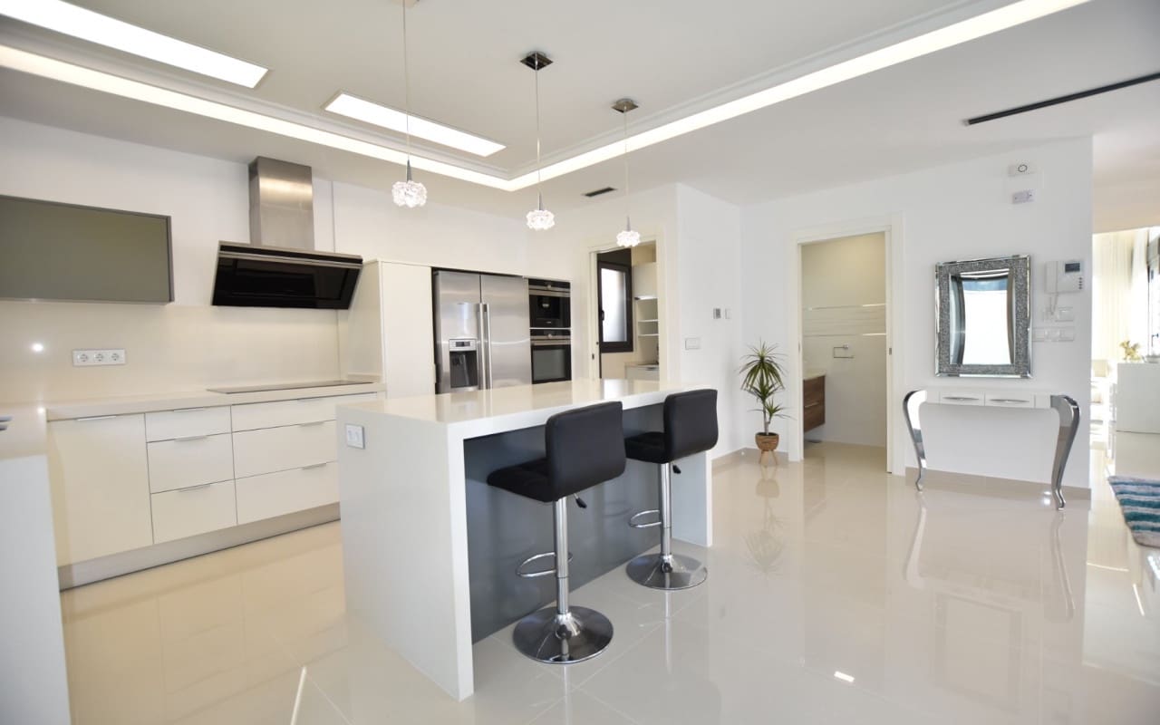 5 bedroom Villa for sale in San Miguel de Salinas with pool - € 995,000 (Ref: 9876851)