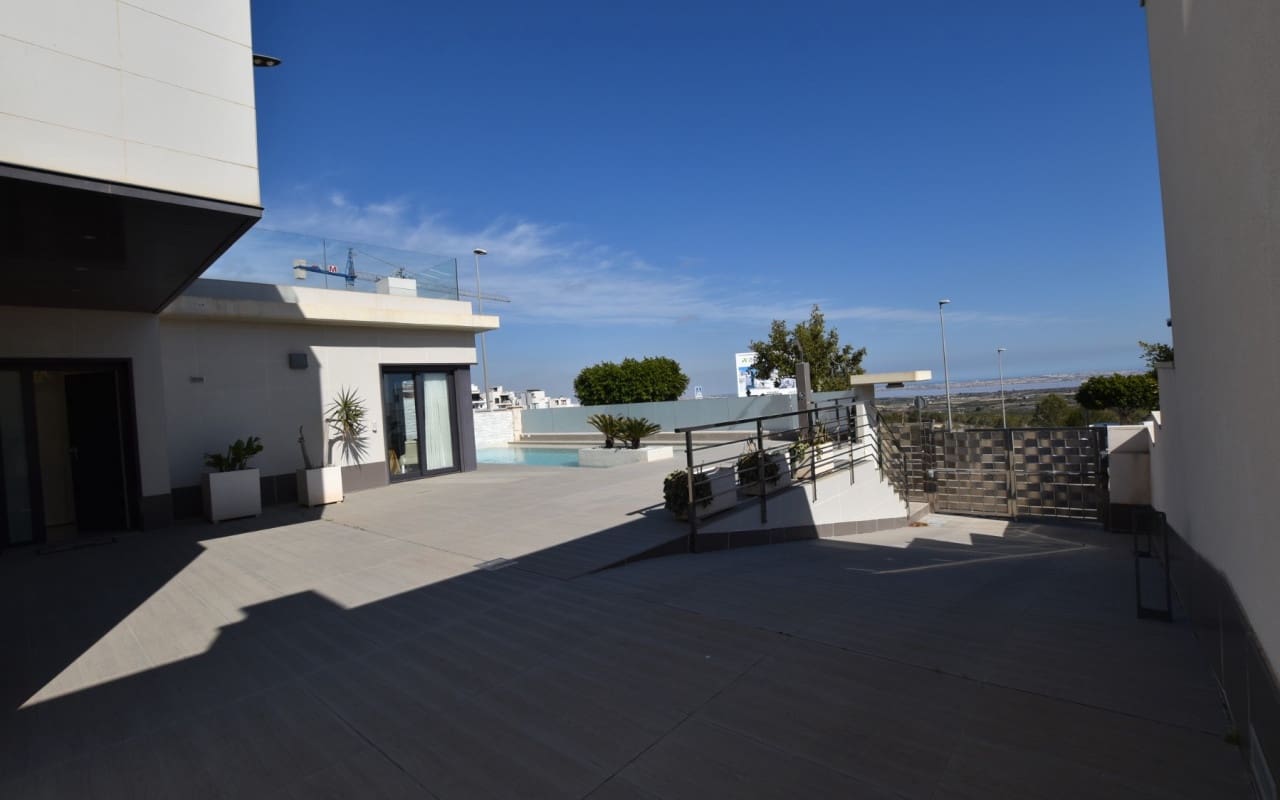 5 bedroom Villa for sale in San Miguel de Salinas with pool - € 995,000 (Ref: 9876851)