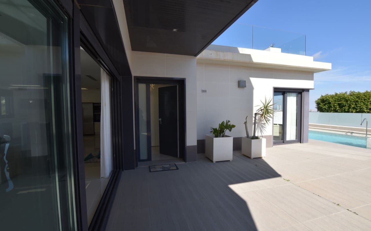 5 bedroom Villa for sale in San Miguel de Salinas with pool - € 995,000 (Ref: 9876851)