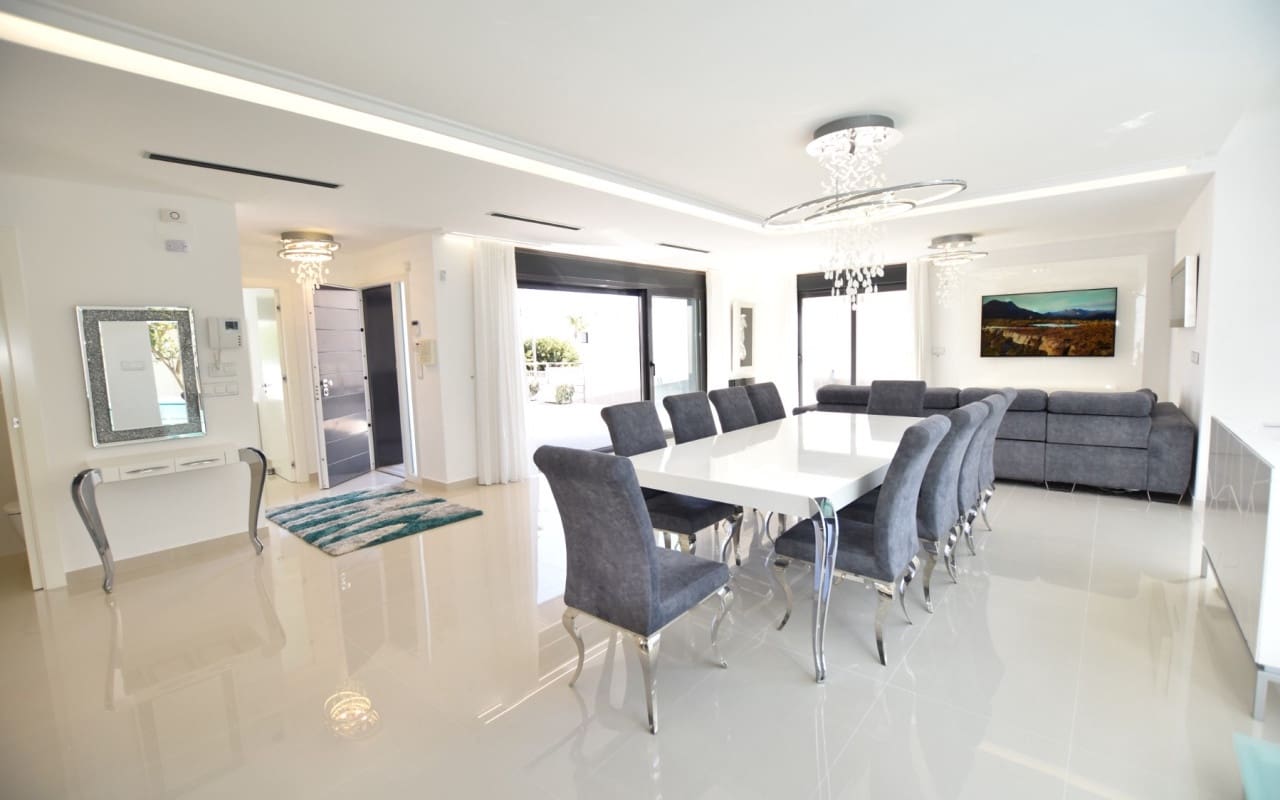 5 bedroom Villa for sale in San Miguel de Salinas with pool - € 995,000 (Ref: 9876851)