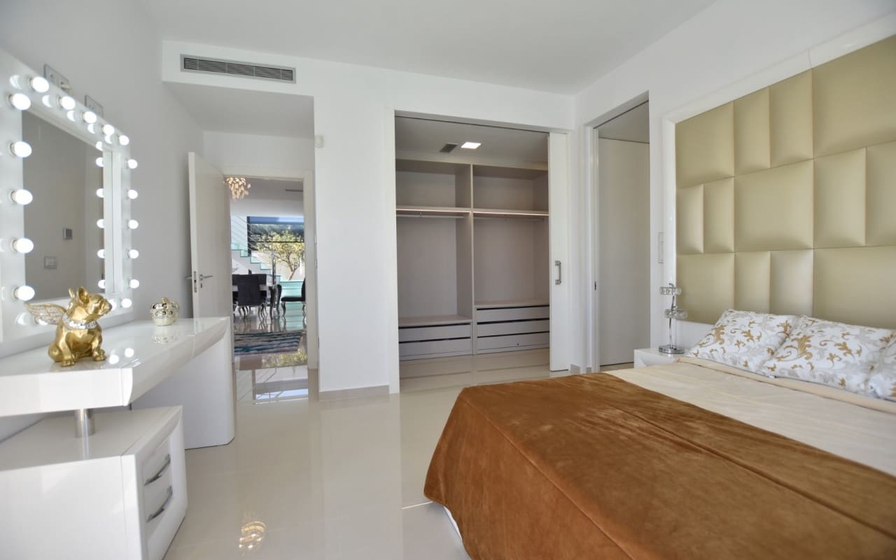 5 bedroom Villa for sale in San Miguel de Salinas with pool - € 995,000 (Ref: 9876851)