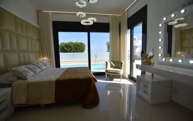 5 bedroom Villa for sale in San Miguel de Salinas with pool - € 995,000 (Ref: 9876851)