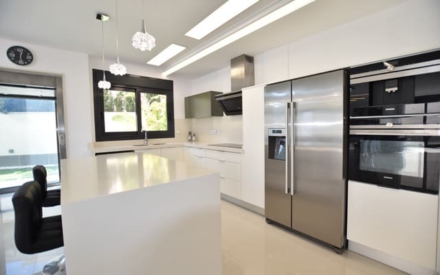 5 bedroom Villa for sale in San Miguel de Salinas with pool - € 995,000 (Ref: 9876851)