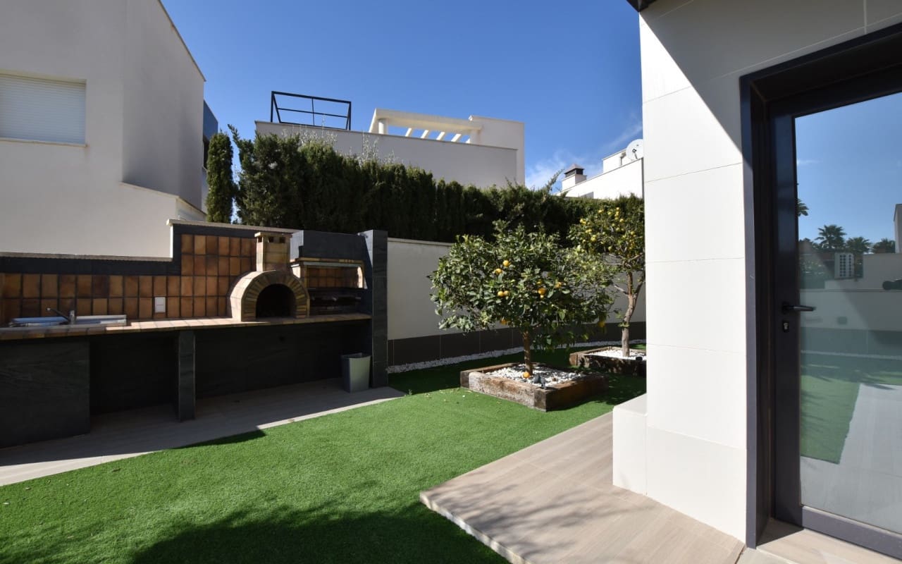 5 bedroom Villa for sale in San Miguel de Salinas with pool - € 995,000 (Ref: 9876851)