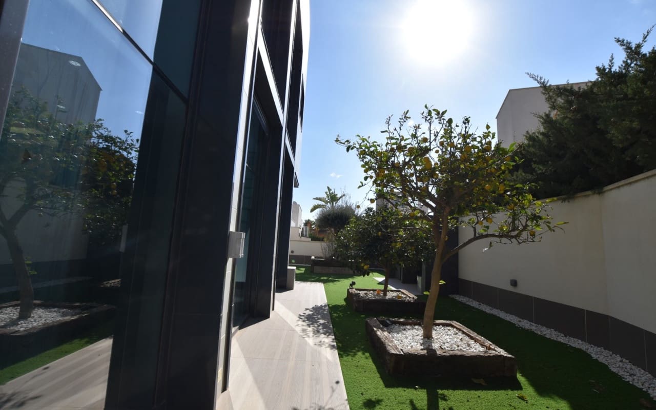 5 bedroom Villa for sale in San Miguel de Salinas with pool - € 995,000 (Ref: 9876851)