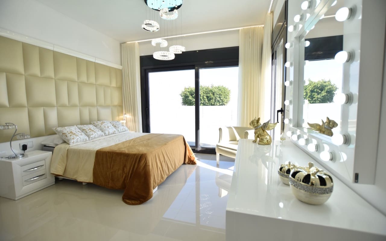 5 bedroom Villa for sale in San Miguel de Salinas with pool - € 995,000 (Ref: 9876851)