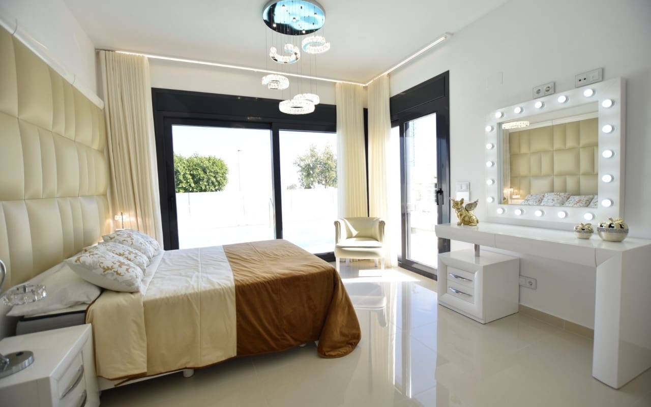 5 bedroom Villa for sale in San Miguel de Salinas with pool - € 995,000 (Ref: 9876851)