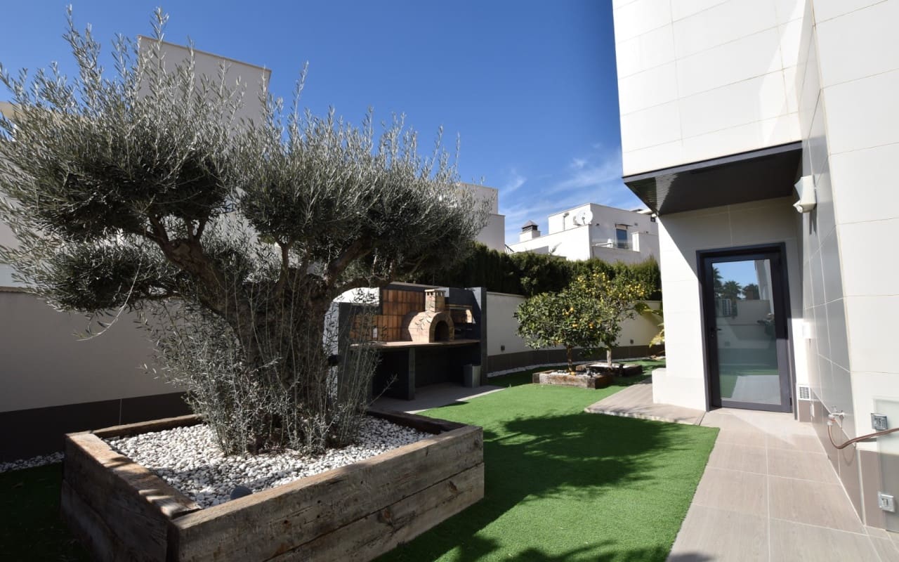 5 bedroom Villa for sale in San Miguel de Salinas with pool - € 995,000 (Ref: 9876851)