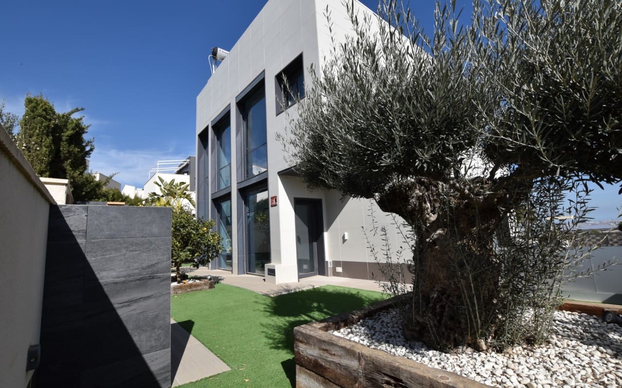 5 bedroom Villa for sale in San Miguel de Salinas with pool - € 995,000 (Ref: 9876851)