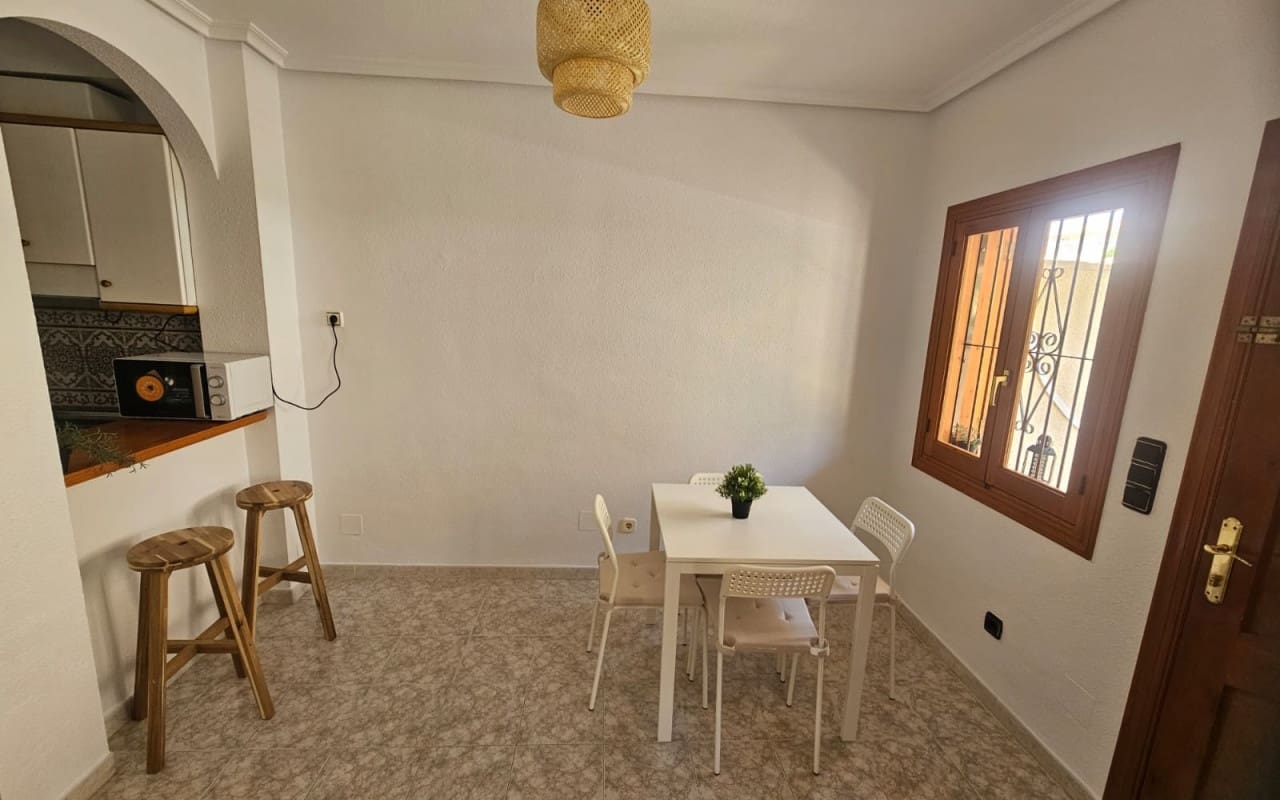 2 soveværelse Strandlejlighed til salg i Playa Flamenca med swimmingpool - € 185.000 (Ref: 9876855)