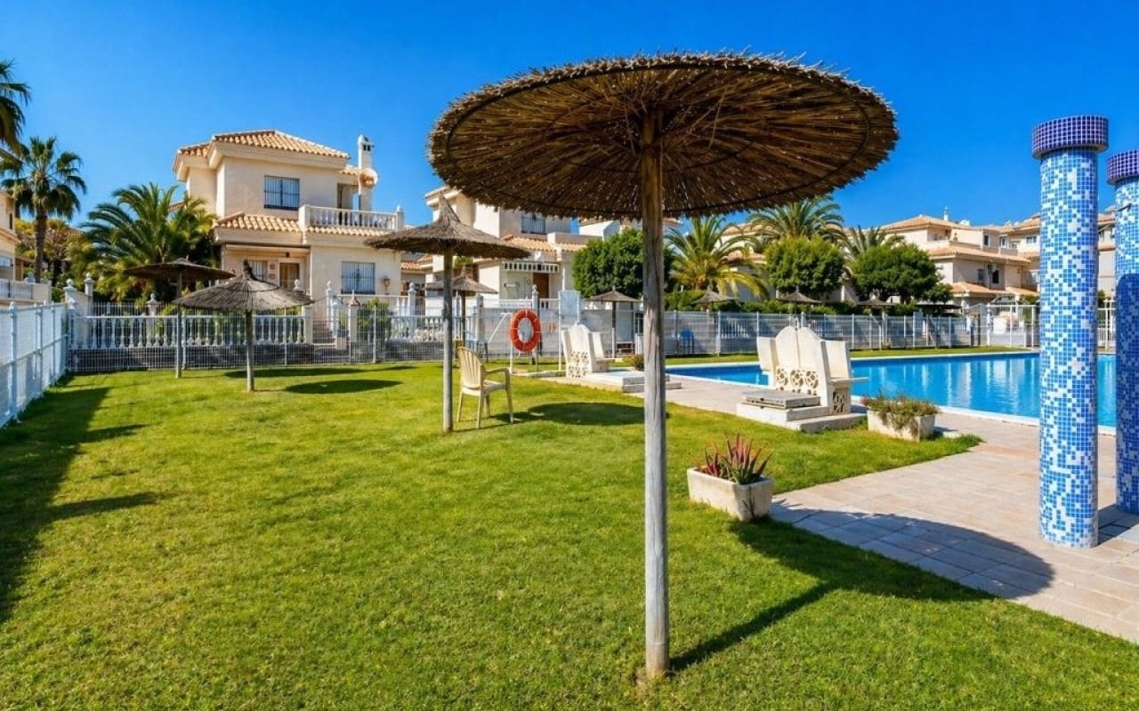 2 soveværelse Strandlejlighed til salg i Playa Flamenca med swimmingpool - € 185.000 (Ref: 9876855)