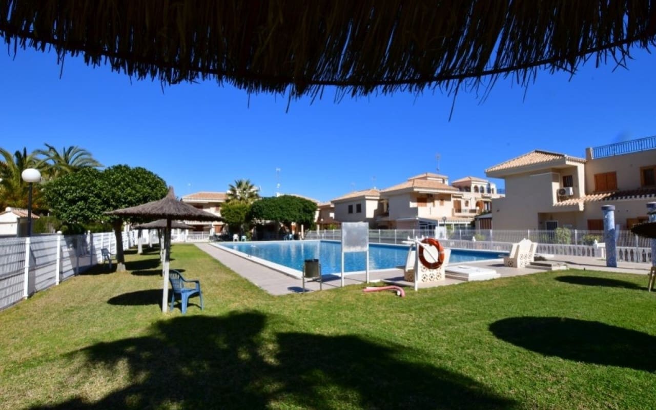 2 soveværelse Strandlejlighed til salg i Playa Flamenca med swimmingpool - € 185.000 (Ref: 9876855)