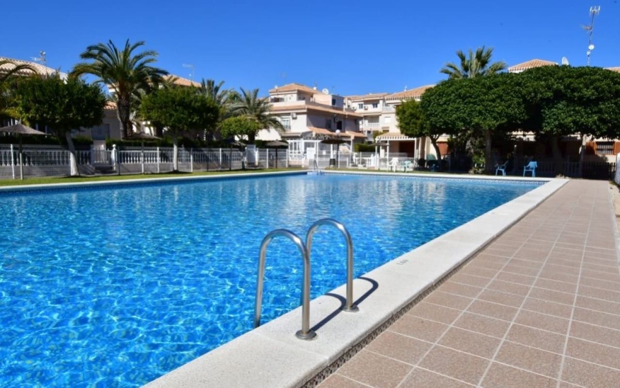 2 soveværelse Strandlejlighed til salg i Playa Flamenca med swimmingpool - € 185.000 (Ref: 9876855)