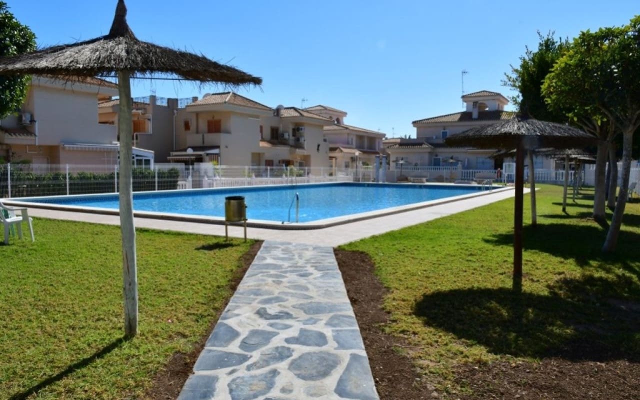 2 soveværelse Strandlejlighed til salg i Playa Flamenca med swimmingpool - € 185.000 (Ref: 9876855)