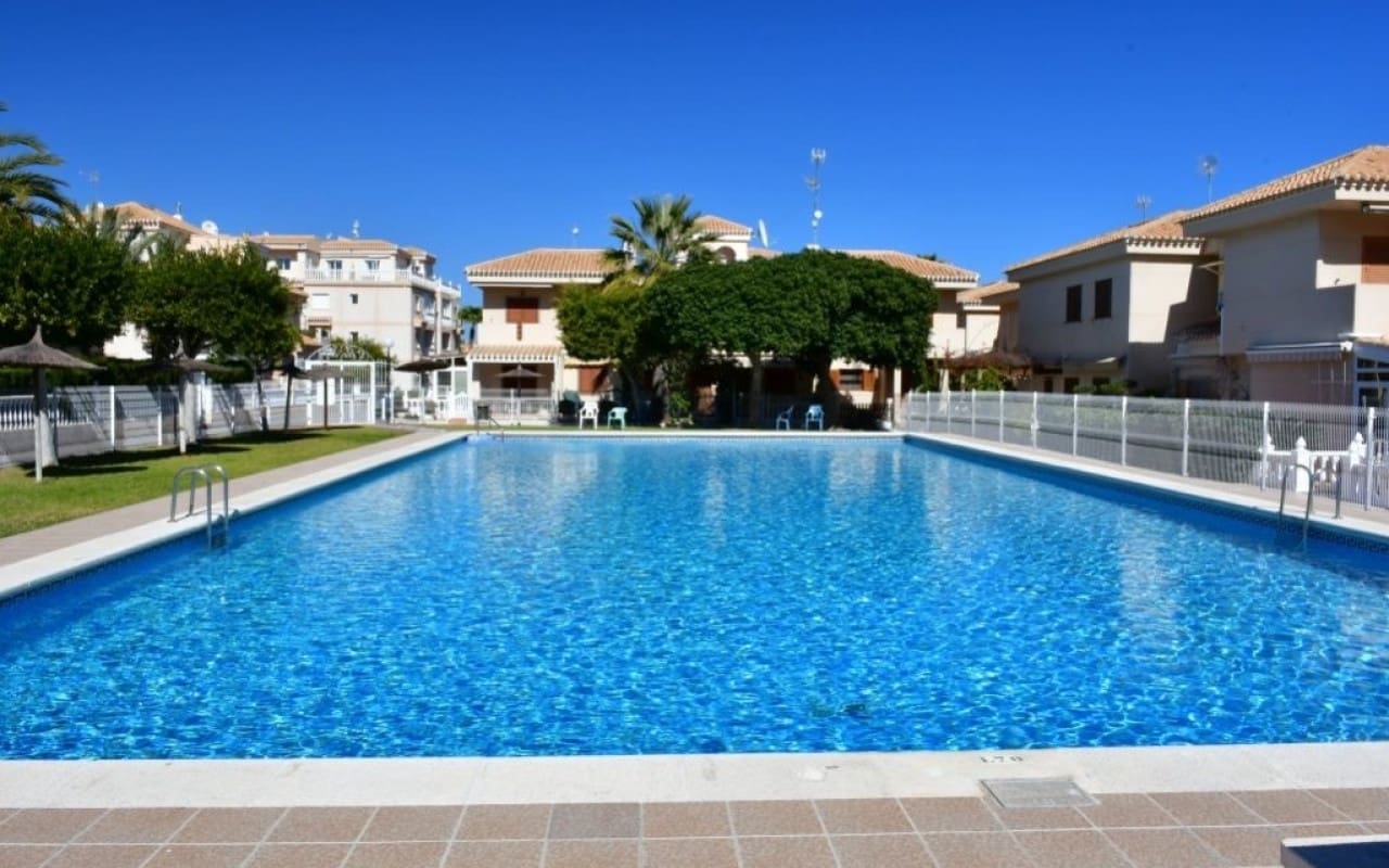 2 soveværelse Strandlejlighed til salg i Playa Flamenca med swimmingpool - € 185.000 (Ref: 9876855)