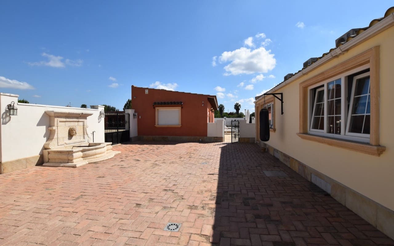 6 soverom Villa til salgs i Heredades med svømmebasseng - € 595 000 (Ref: 9876856)
