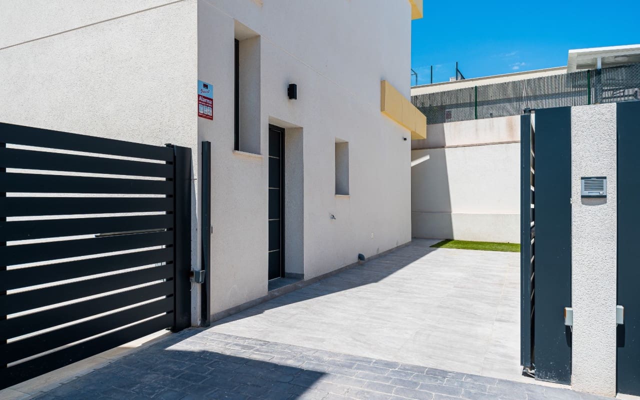 3 bedroom Villa for sale in Los Montesinos with pool - € 430,000 (Ref: 9879698)