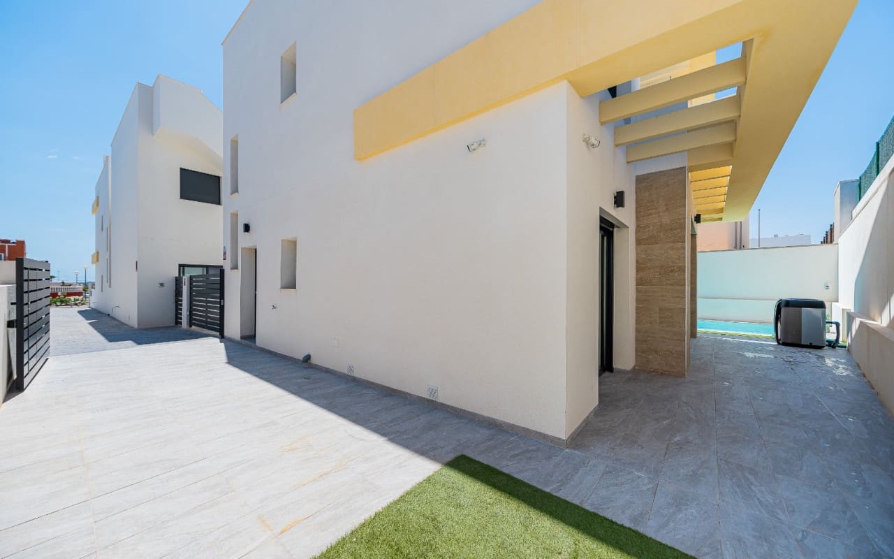 3 bedroom Villa for sale in Los Montesinos with pool - € 430,000 (Ref: 9879698)