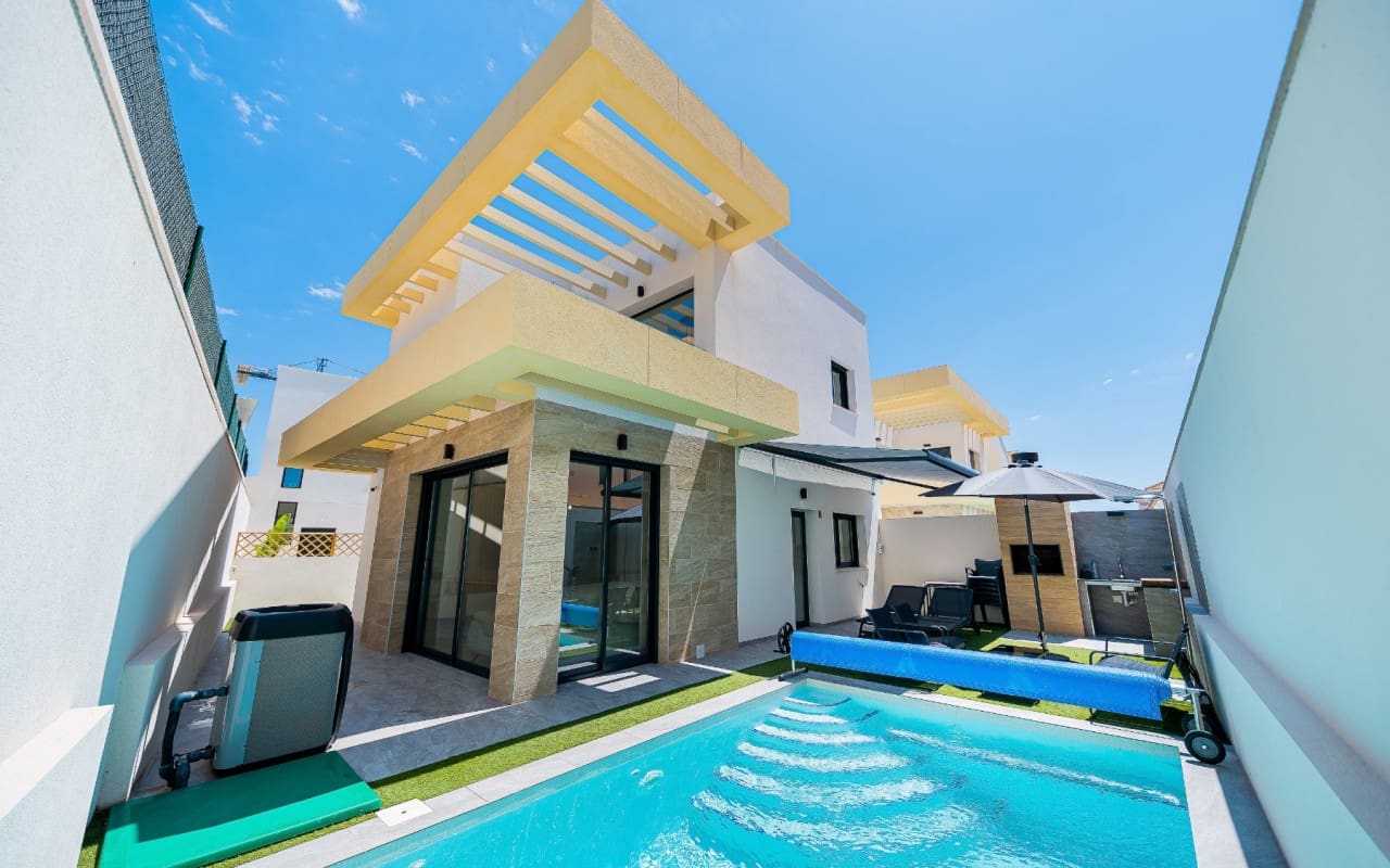 3 bedroom Villa for sale in Los Montesinos with pool - € 430,000 (Ref: 9879698)