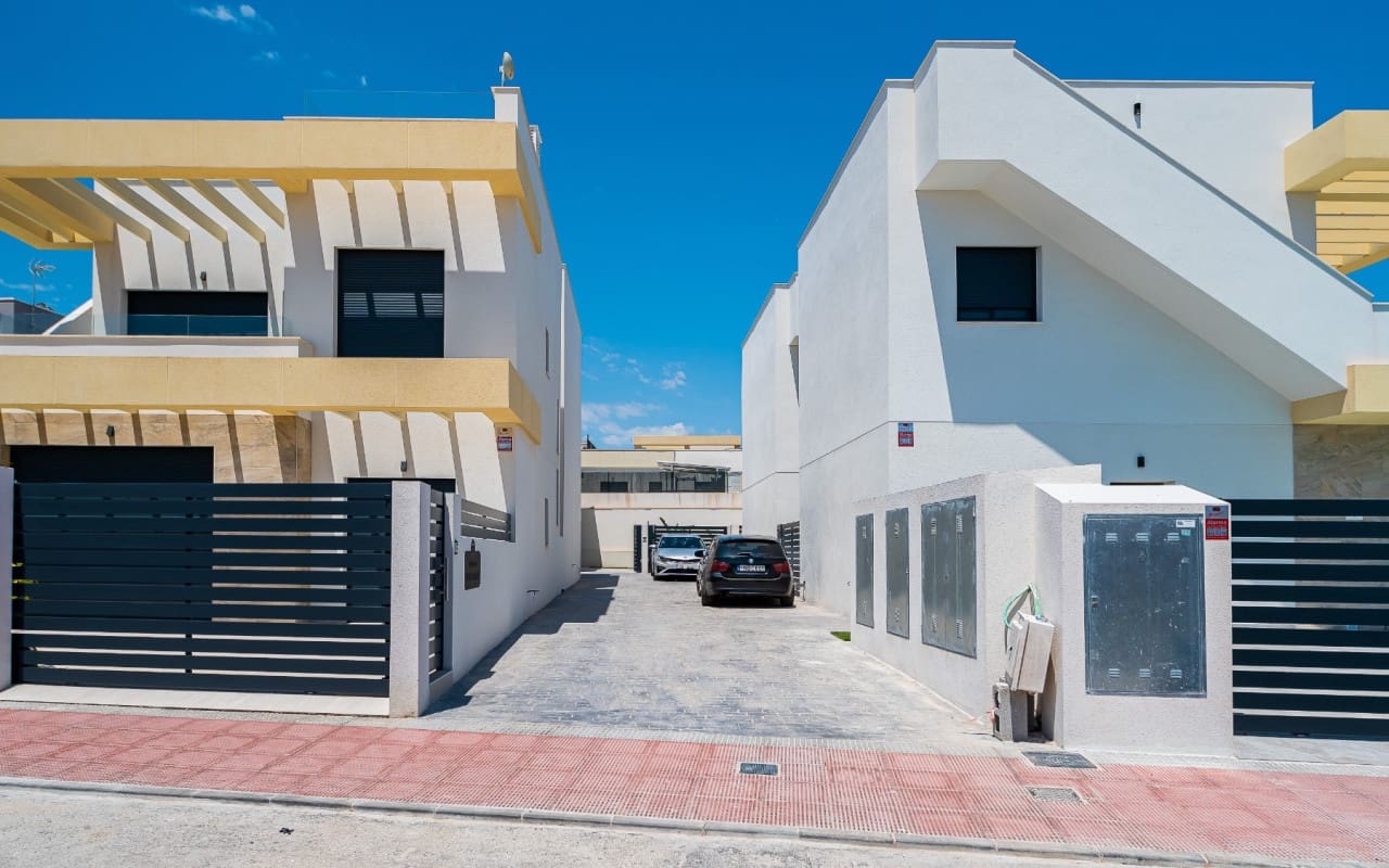 3 bedroom Villa for sale in Los Montesinos with pool - € 430,000 (Ref: 9879698)