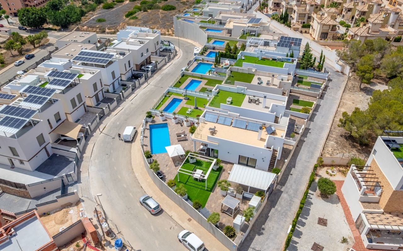 3 quarto Moradia para venda em Villamartin com piscina - 759 000 € (Ref: 9879699)