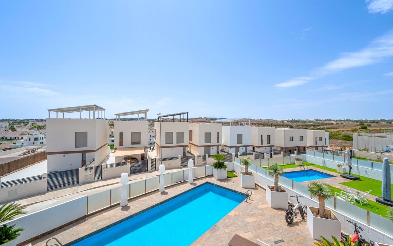 3 quarto Moradia para venda em Villamartin com piscina - 759 000 € (Ref: 9879699)