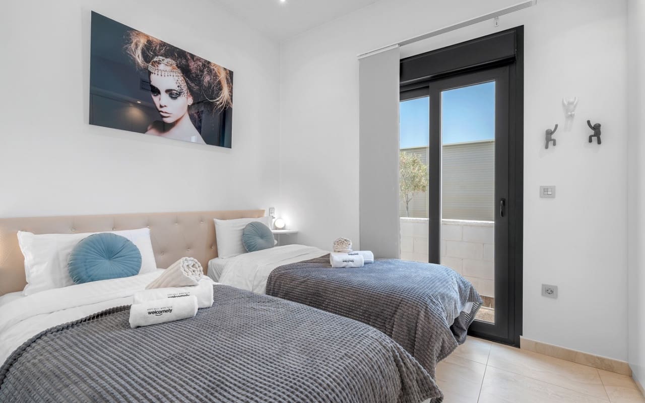 3 quarto Moradia para venda em Villamartin com piscina - 759 000 € (Ref: 9879699)