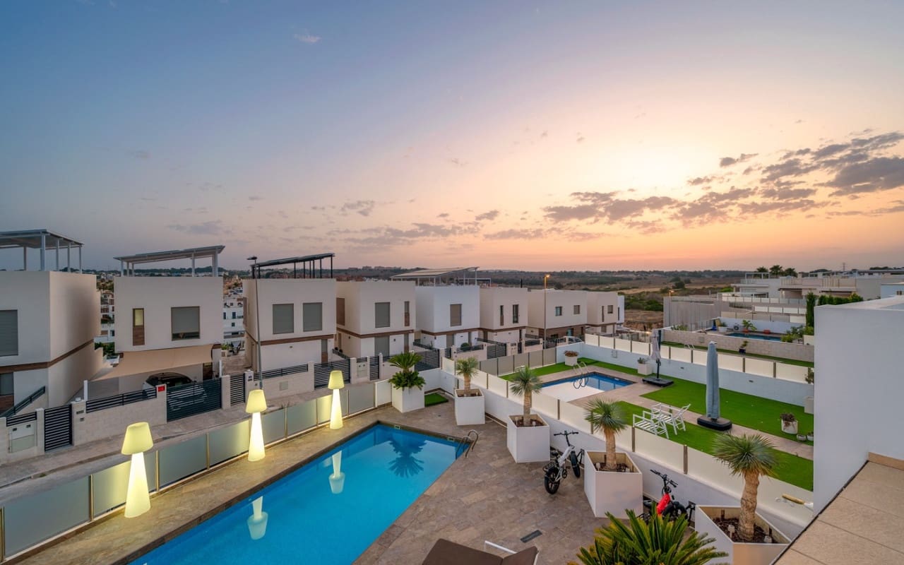 3 quarto Moradia para venda em Villamartin com piscina - 759 000 € (Ref: 9879699)