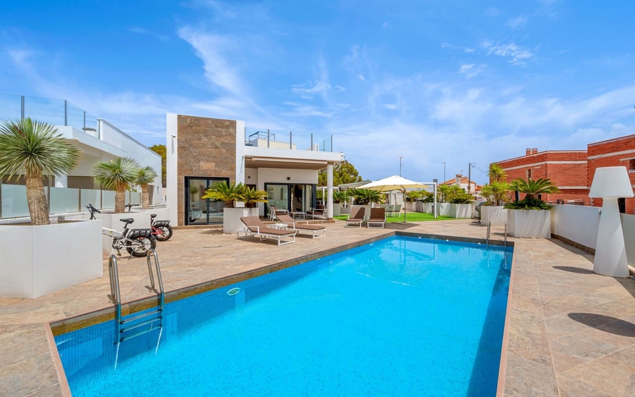 3 quarto Moradia para venda em Villamartin com piscina - 759 000 € (Ref: 9879699)
