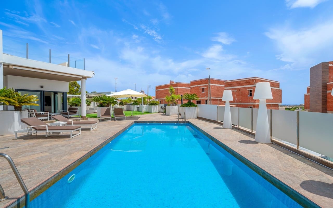 3 quarto Moradia para venda em Villamartin com piscina - 759 000 € (Ref: 9879699)
