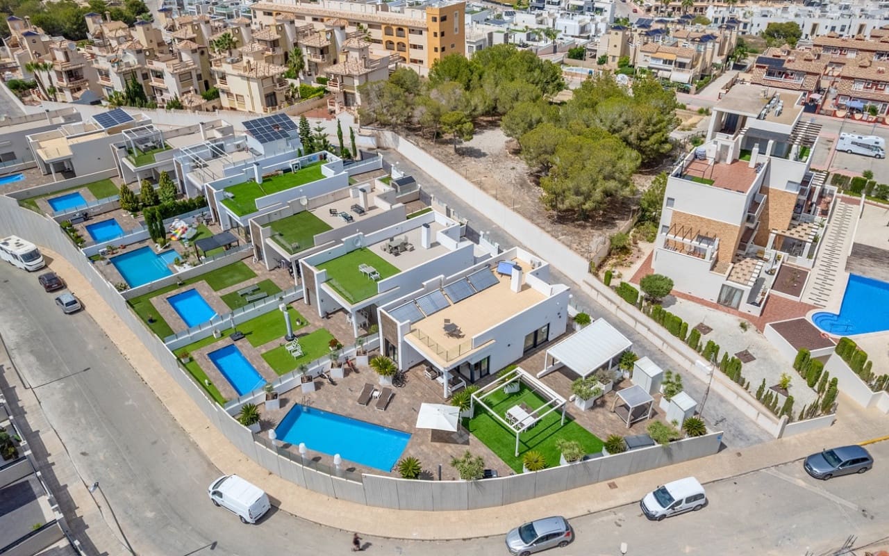 3 quarto Moradia para venda em Villamartin com piscina - 759 000 € (Ref: 9879699)