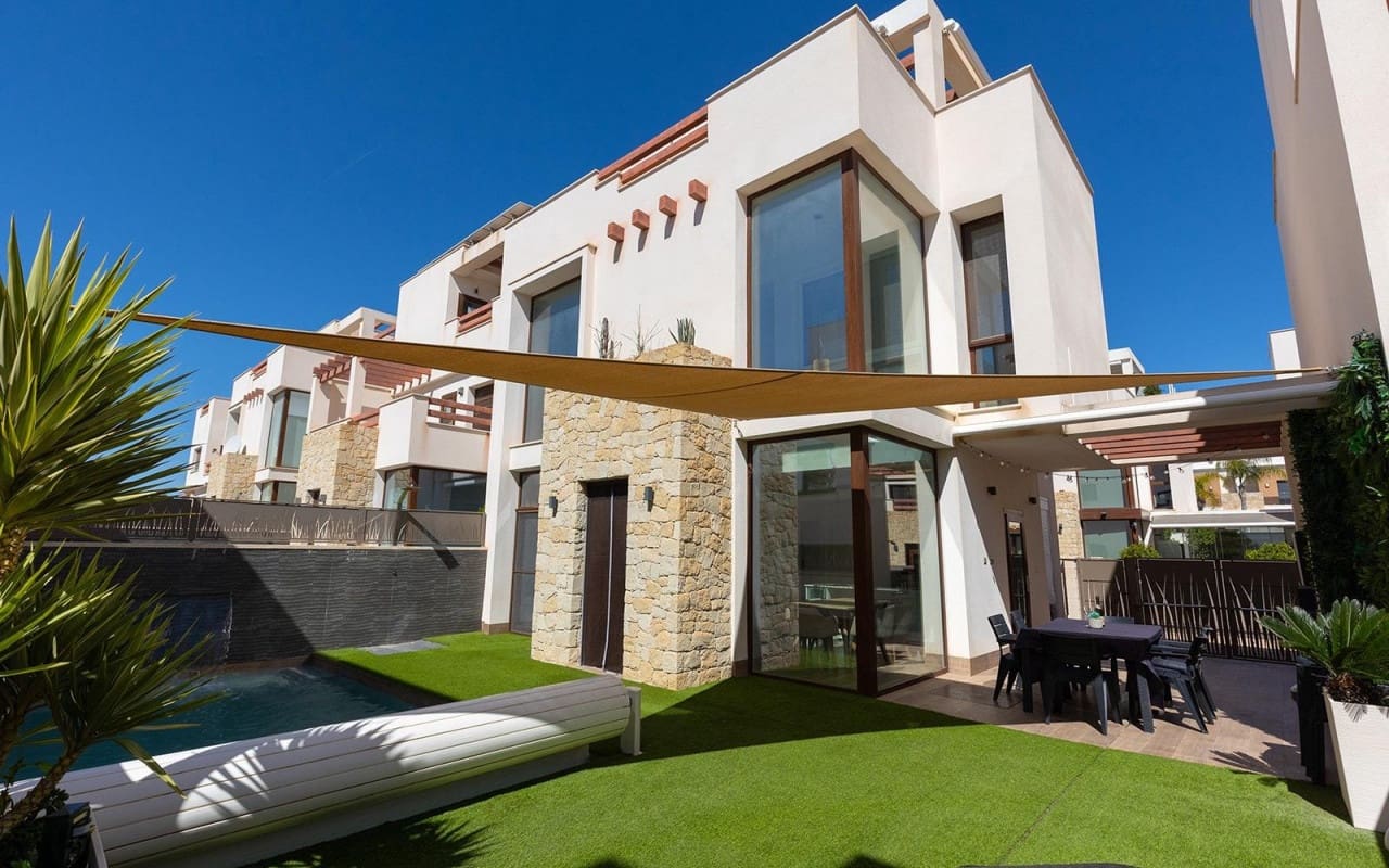 3 camera da letto Villa in vendita in Pueblo Bravo con piscina - 470.000 € (Rif: 9880205)